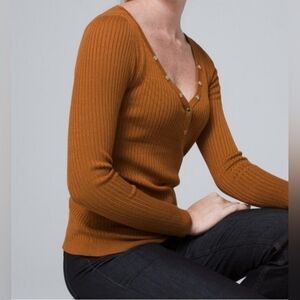 WHITE HOUSE BLACK MARKET RIBBED SNAP FRONT HENLEY SWEATER TOP COGNAC SIZE L